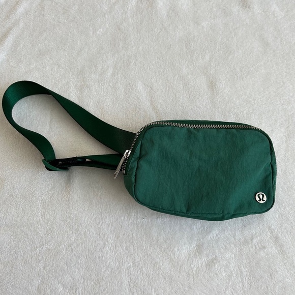 Lululemon Everywhere Belt Bag Everglade Green (First Release) - Picture 2 of 6
